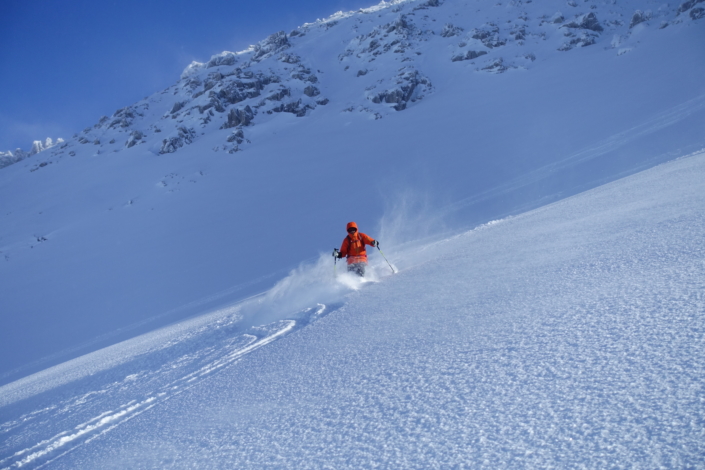 Skifahrer im Tiefschnee