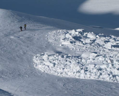 Skitour unter Eislawine